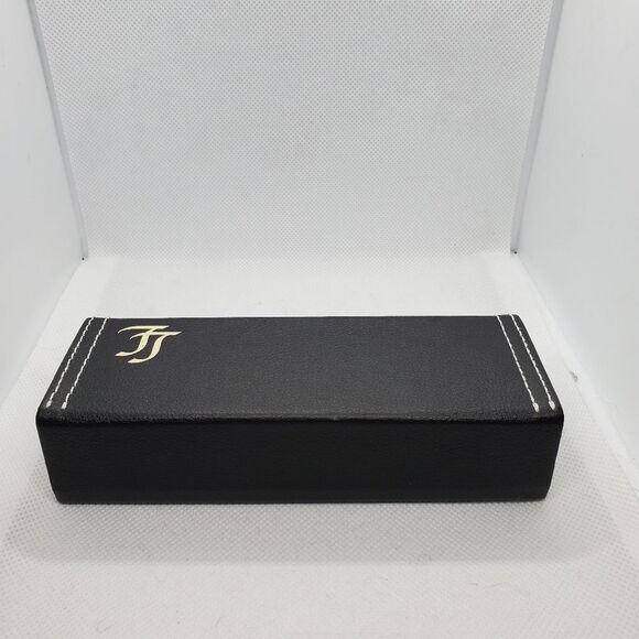 Lisa Loeb Black & White Glasses Case & Cleaning Cloth - Picture 4 of 7